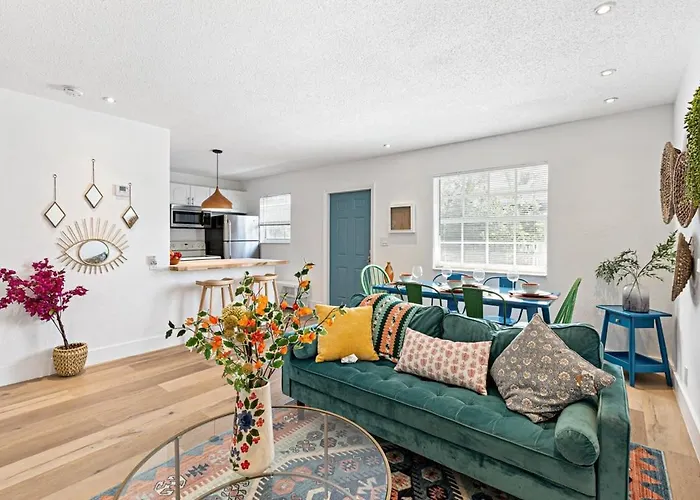 Stylish 2 Bedroom Condo - Close To Riverwalk